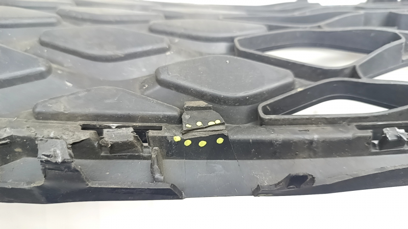 Volkswagen ID.4 21-22 black front bumper lower grille for parking sensors, broken mount, crack