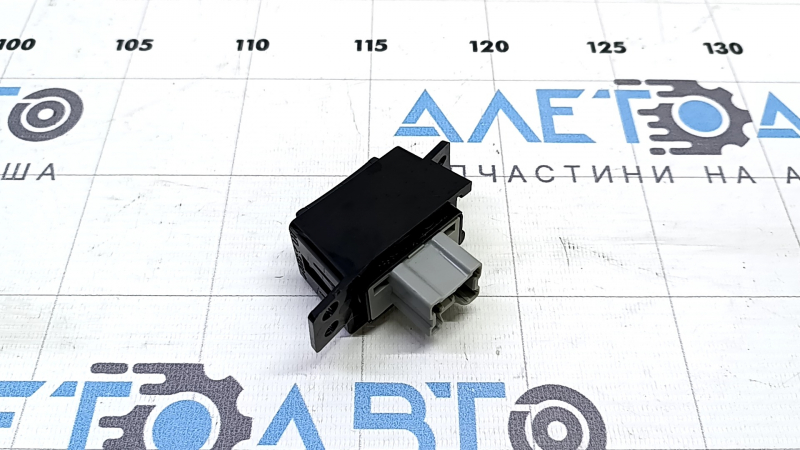 Nissan Rogue Sport 17-22 driver's seat heating button with mount