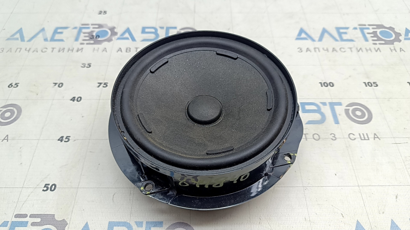 The front left door speaker of a Volkswagen ID.4 21-22 has cracked mounts.