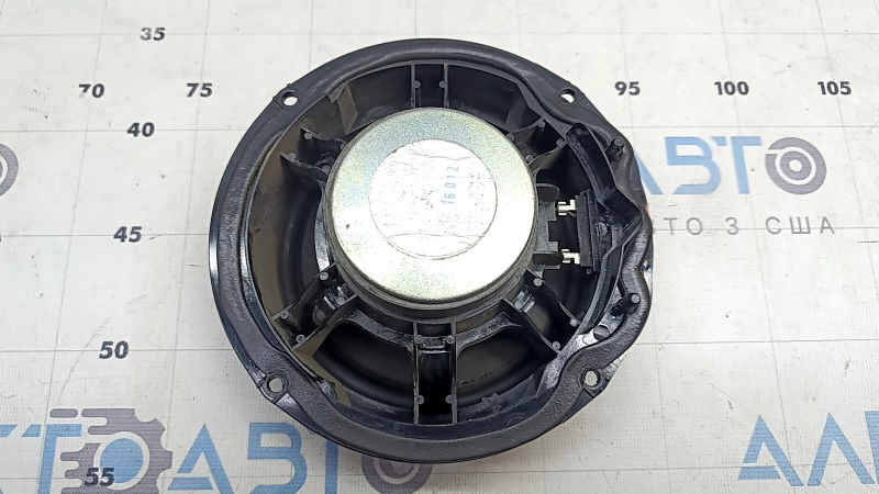 The front left door speaker of a Volkswagen ID.4 21-22 has cracked mounts.