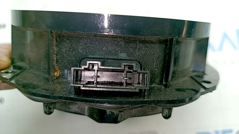 The front left door speaker of a Volkswagen ID.4 21-22 has cracked mounts.