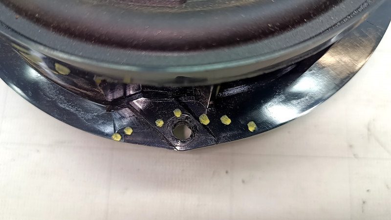 The front left door speaker of a Volkswagen ID.4 21-22 has cracked mounts.