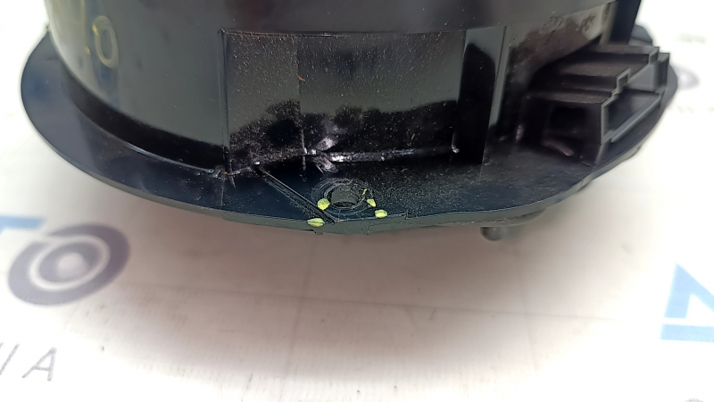 The front left door speaker of a Volkswagen ID.4 21-22 has cracked mounts.