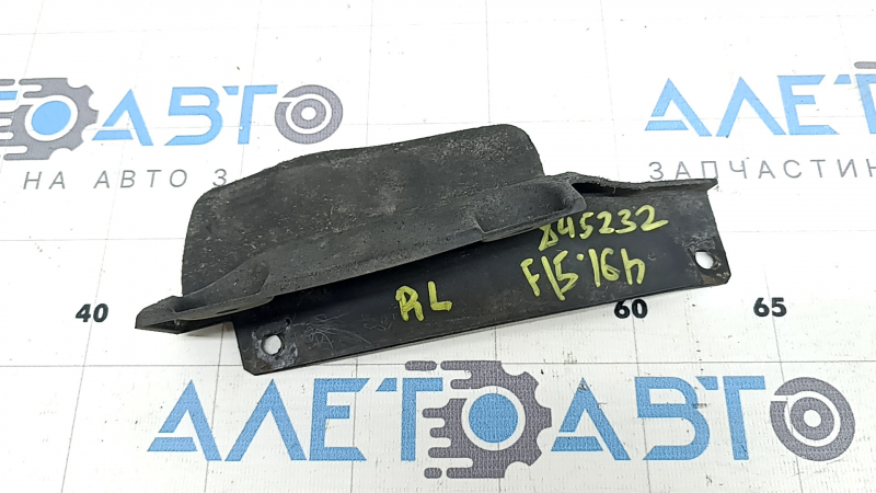 The left rear mudguard liner for a BMW X5 F15 14-18 is worn out.