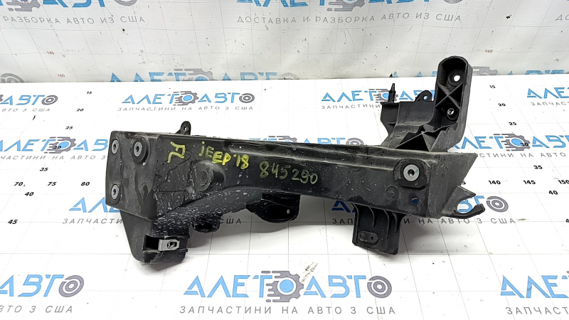 The left eyepiece of the Jeep Grand Cherokee WK2 14-22 TV has a broken mount.