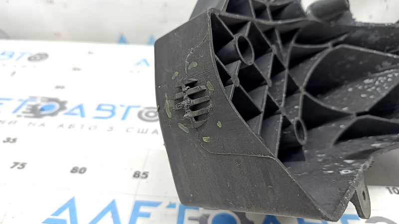 The left eyepiece of the Jeep Grand Cherokee WK2 14-22 TV has a broken mount.