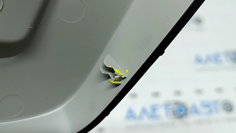 The interior mirror cover for the Audi Q8 19-25 is gray and the fasteners are broken.