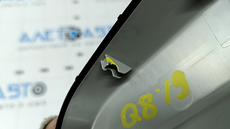 The interior mirror cover for the Audi Q8 19-25 is gray and the fasteners are broken.