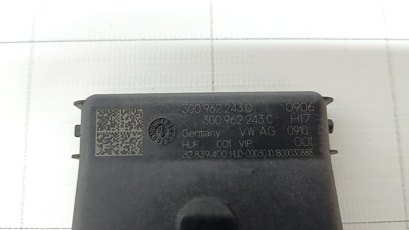The control unit for the foot-operated trunk lid opening sensor for the Audi Q8 19-25