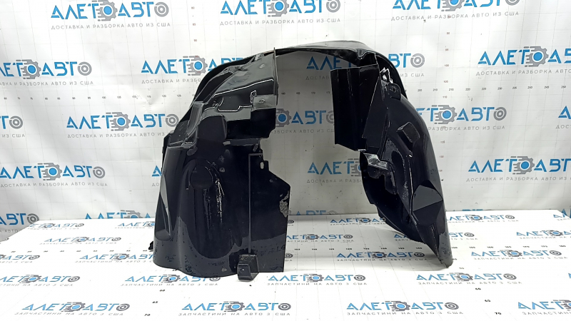 The front right fender liner of a Jeep Renegade 15-18 has a torn fastener.