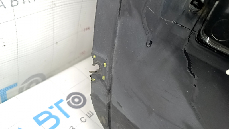 The front right fender liner of a Jeep Renegade 15-18 has a torn fastener.
