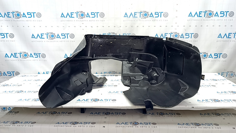 The front right fender liner of a Jeep Renegade 15-18 has a torn fastener.