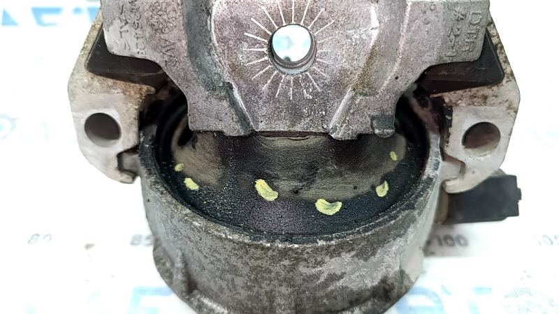The left engine mount of the Audi A6 C7 12-18 2.0 AWD is cracked.