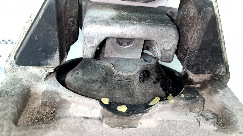 The left engine mount of the Audi A6 C7 12-18 2.0 AWD is cracked.