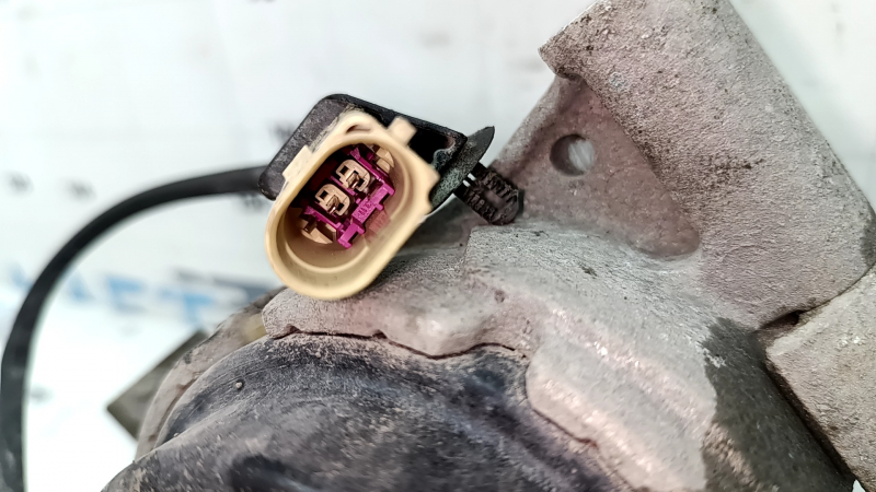 The left engine mount of the Audi A6 C7 12-18 2.0 AWD is cracked.