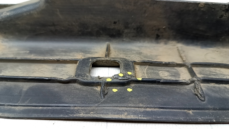 Front left underbody protection for Volkswagen ID.4 21-25, broken fasteners, crack