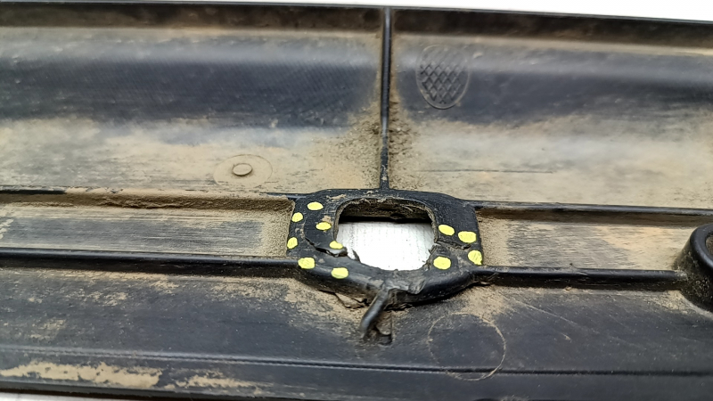 Front left underbody protection for Volkswagen ID.4 21-25, broken fasteners, crack