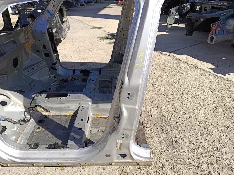 Left center pillar of Jeep Renegade 15-23 on the body, dent