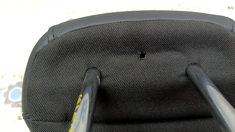 Jeep Compass 23-25 rear center headrest, black leather, hole in fabric