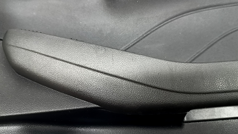 Black front right door panel for Ford Escape MK4 2023-2024, black leather armrest, gray insert, Bang & Olufsen, with handle, scratches, worn
