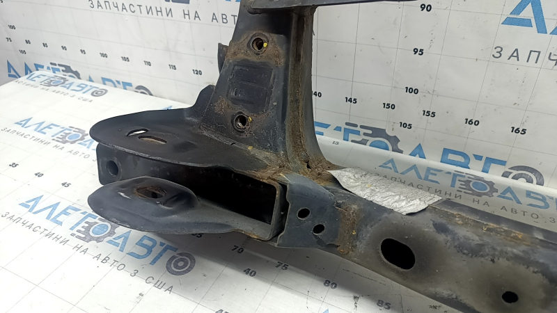 The rear subframe of the Kia Niro 17-22 HEV, PHEV is rusty, the bolt is cut off.
