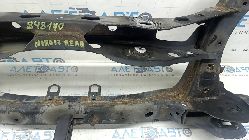 The rear subframe of the Kia Niro 17-22 HEV, PHEV is rusty, the bolt is cut off.