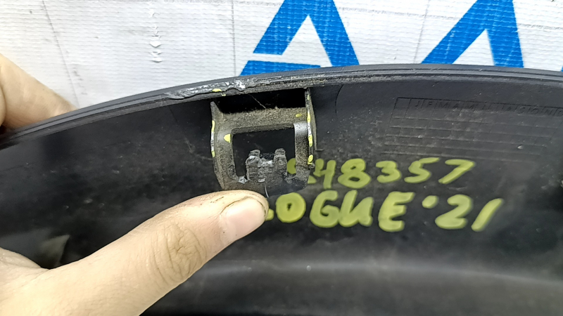 Rear left fender arch trim for Nissan Rogue 21-24 US built, structure, scratches, broken mount