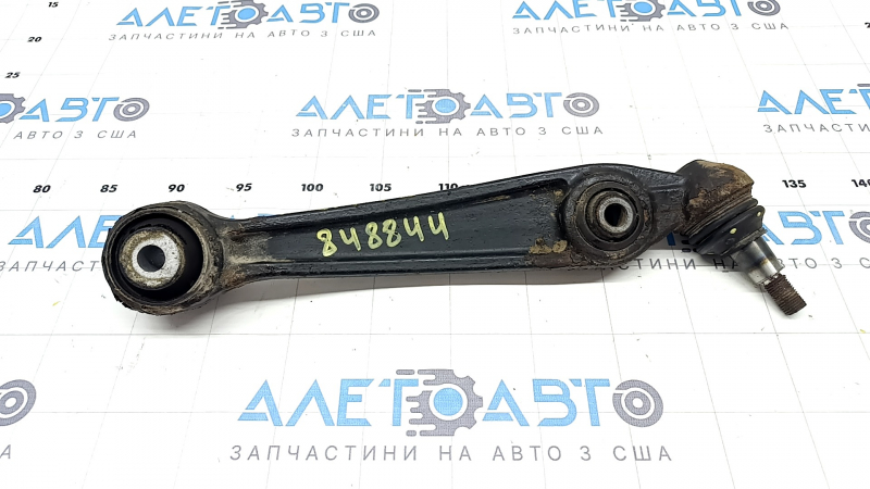 The front lower rear left control arm of a BMW X5 F15 14-18 is rusty, the ball joint is loose.