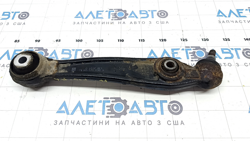The front lower rear left control arm of a BMW X5 F15 14-18 is rusty, the ball joint is loose.
