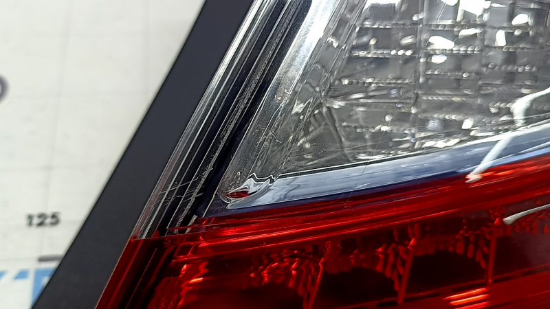 Honda Clarity 18-19 USA right outer fender light, scratches, crack