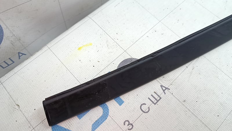 The left roof lining on a Honda Accord 2013-2017 has a cracked seal.