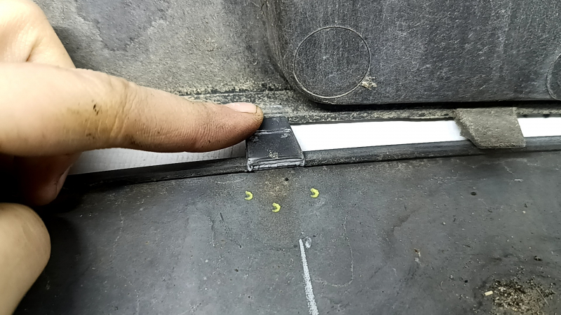 Rear bumper bare Lincoln MKZ 17-20 lower part, structure, scratches, broken fasteners, dented, crack in fastener