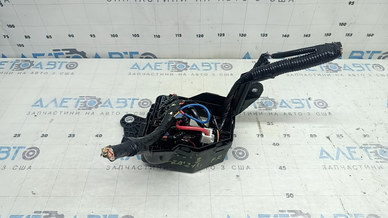 Toyota Venza 21-24 right underhood fuse box with housing, broken mount