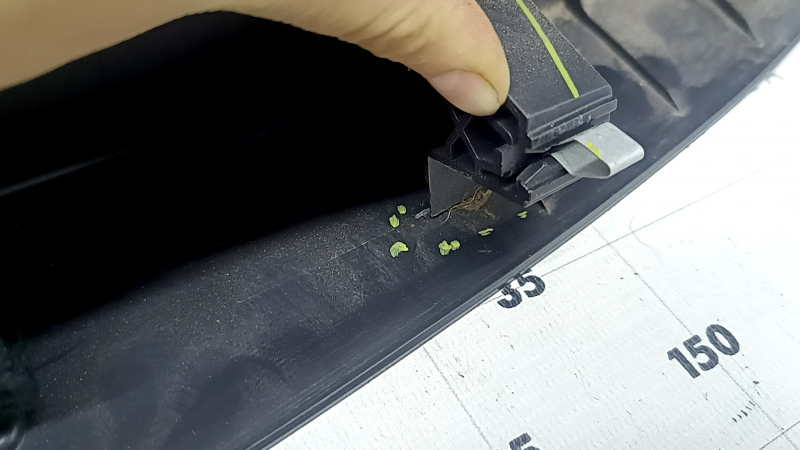 Lower tailgate trim for VW Tiguan 18-24 electric door, black, with lamp, scratches, worn, broken mount