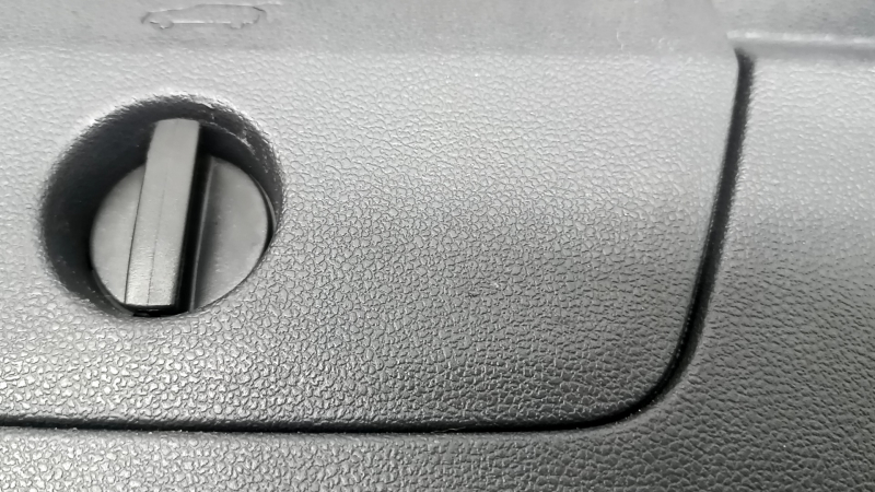 Lower tailgate trim for VW Tiguan 18-24 electric door, black, with lamp, scratches, worn, broken mount