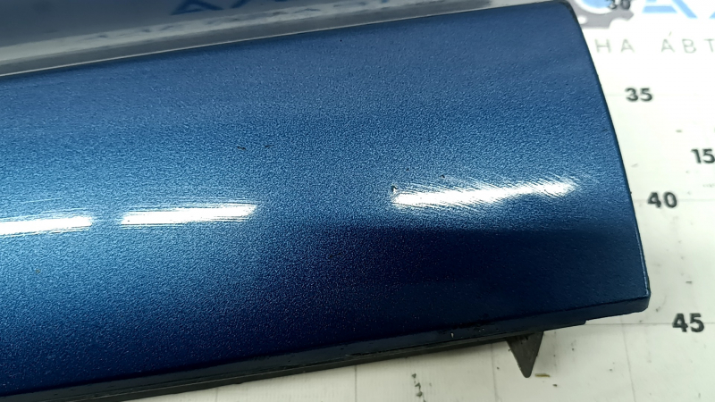 Lower front left door trim panel for VW Tiguan 18-24 with chrome, R-Line blue, scratches