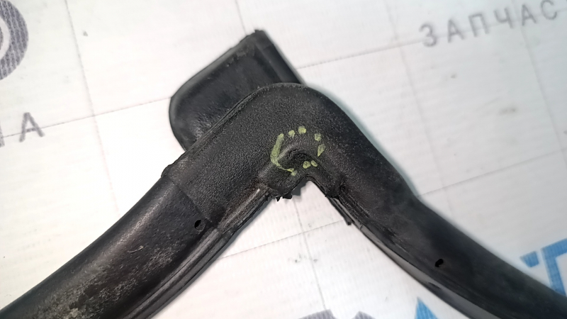 The front left door seal of the Hyundai Ioniq 17-22 is torn.