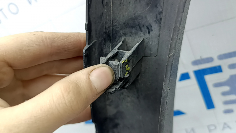 Rear left fender arch trim for VW Tiguan 18-24, structure, broken fastener, broken fasteners, scratches