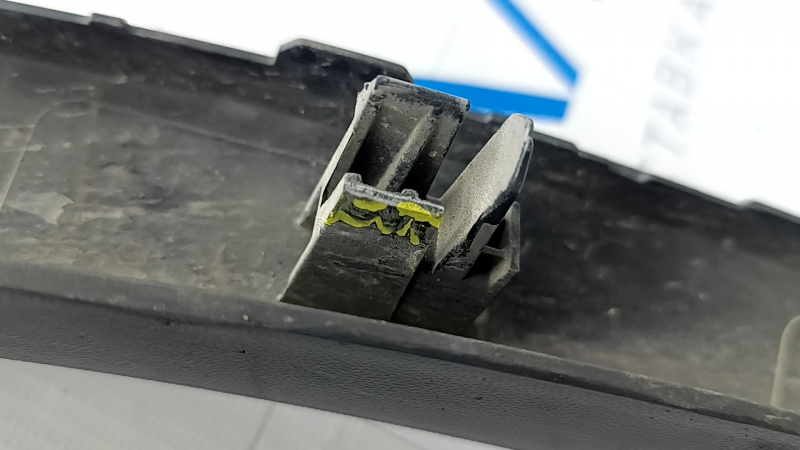 Front left fender arch trim for VW Tiguan 18-21, R-Line, scratches, broken fasteners, torn seal