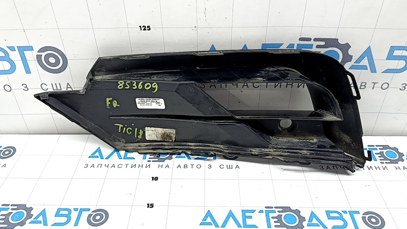 Right lower grille of the front bumper of a VW Tiguan 18-21, gloss black, for parking sensors, R-Line, sand, broken fasteners