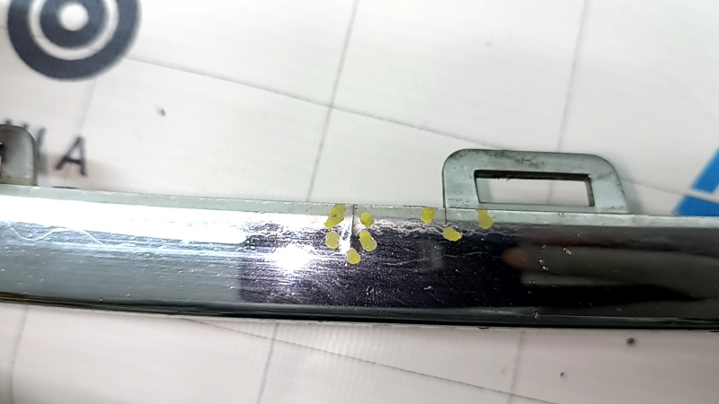 Upper molding of the lower grille of the front bumper, central VW Tiguan 18-21, chrome, R-Line, cracks, sand