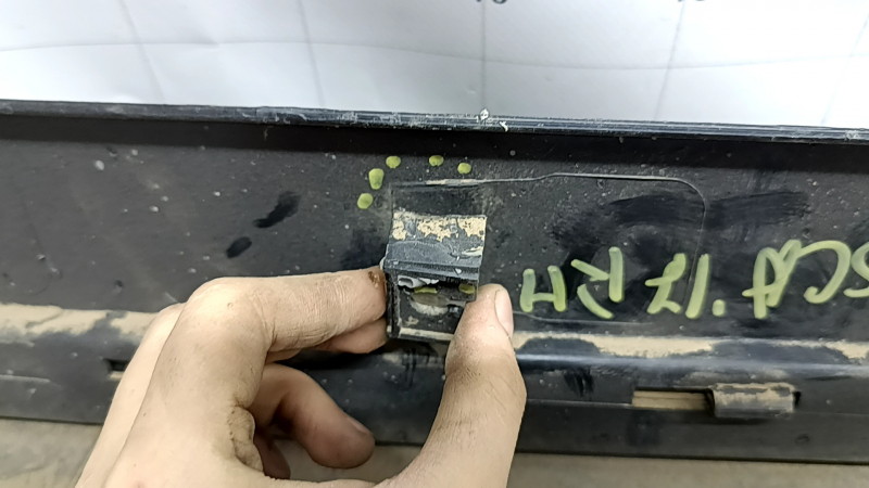 Right side sill for Ford Escape MK3 2017-2019, rest structure, scratches, broken fasteners, broken fasteners, pinched, crack in fastener, non-factory hole