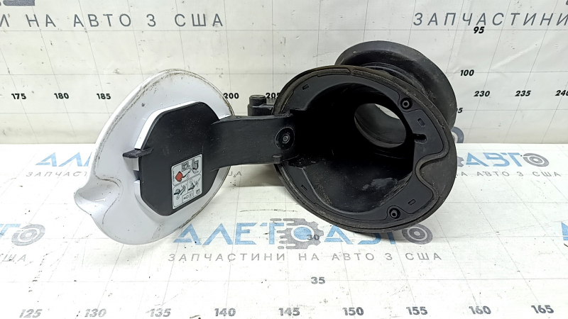 Ford Escape MK3 13 fuel filler flap with housing - broken fasteners