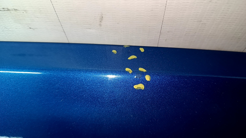 The bare hood of a Hyundai Tucson 16-21 blue R2U, steel, paint chips, bump