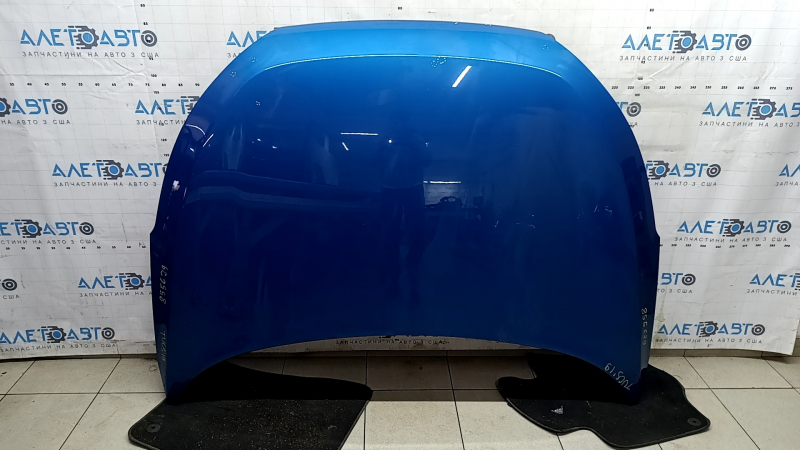 The bare hood of a Hyundai Tucson 16-21 blue R2U, steel, paint chips, bump