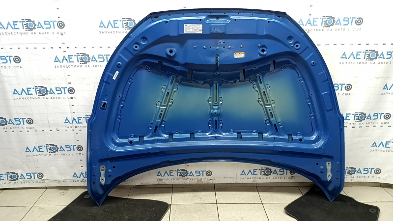 The bare hood of a Hyundai Tucson 16-21 blue R2U, steel, paint chips, bump
