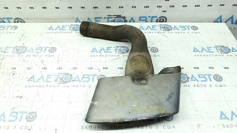 The right muffler tip of the Audi Q7 16-23 is rusted at the edge, missing a fragment.