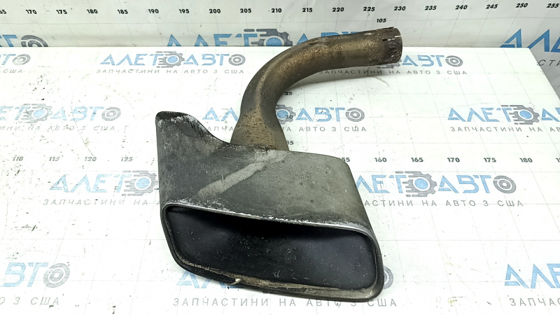 The right muffler tip of the Audi Q7 16-23 is rusted at the edge, missing a fragment.