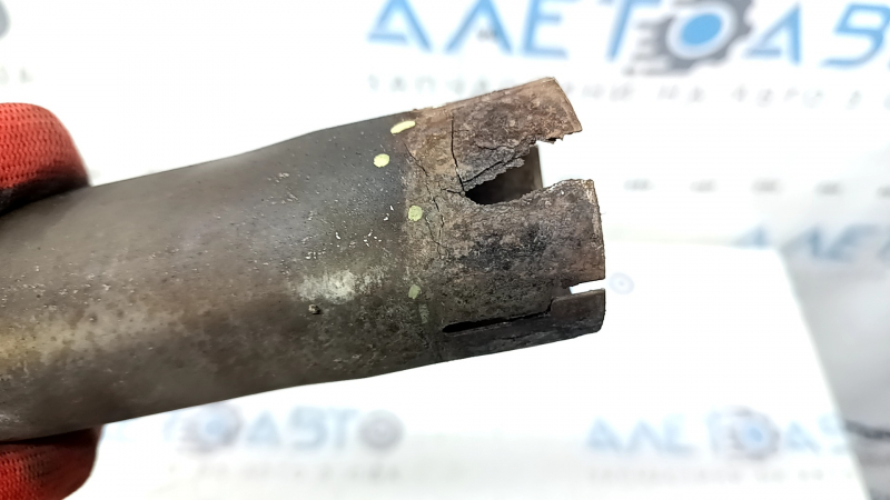 The right muffler tip of the Audi Q7 16-23 is rusted at the edge, missing a fragment.