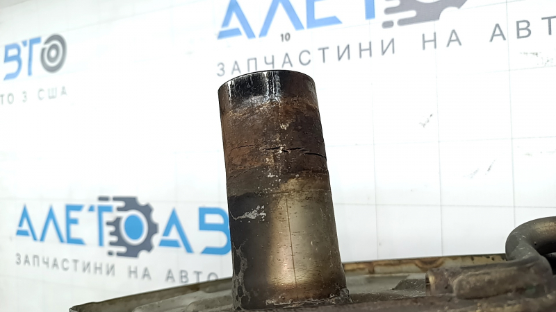 The rear muffler with a barrel for the Audi Q7 16-23 2.0T is rusty.